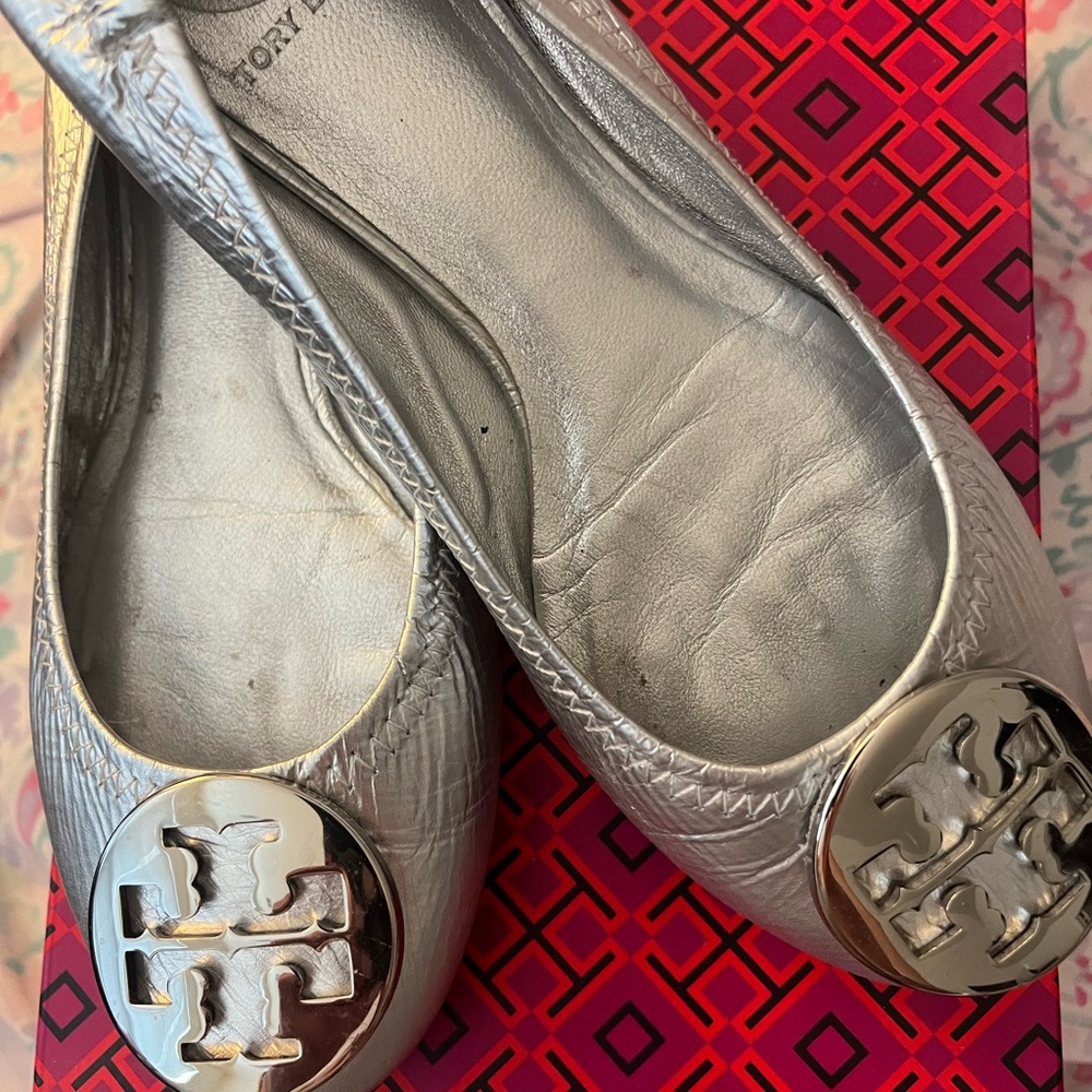 Tory Burch Silver Flats with Logo Emblem - Picture 4 of 7